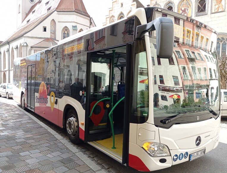 Stadtbus vor dem Rathaus