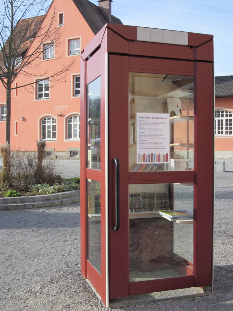 Büchschrank Altstadt vor dem BürgerBahnhof