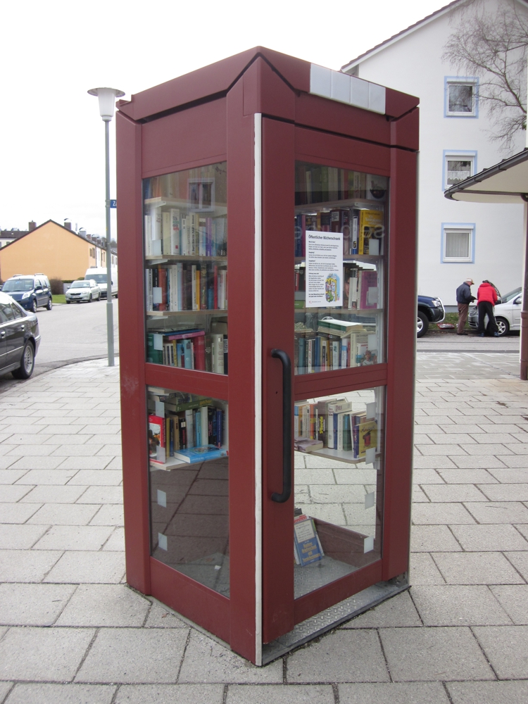 Bücherschrank Burgerfeld gegenüber St. Konrad