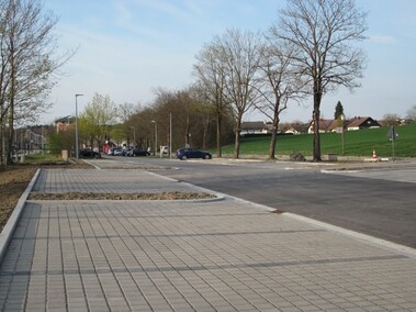 Weitgehend fertiggestellter Parkplatz