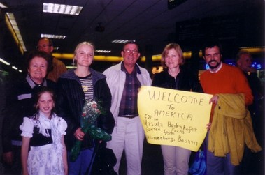 Ernestine Dillon und ihre Enkelin (li) und Ralph Ruppel (Mitte) empfangen 1998 die damalige Elternbeiratsvorsitzende Edeltraud Budenhofer und ihre Tochter Ursula sowie Gunter Fuchs von der Schulleitung des Gymnasiums Wasserburg am Flughafen Indianapolis