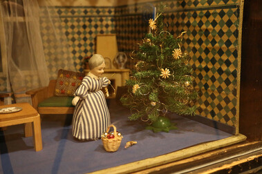 Blick in eine der Puppenstuben. Christbaumschmücken, 20. Jh. © Museum Wasserburg.
