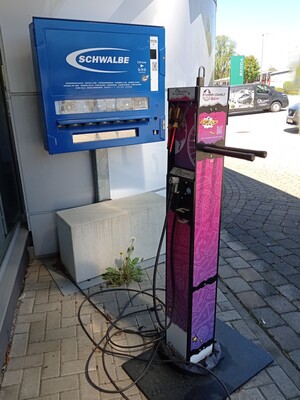 Schlauchautomat und Reparaturstation an der Fahrradwelt