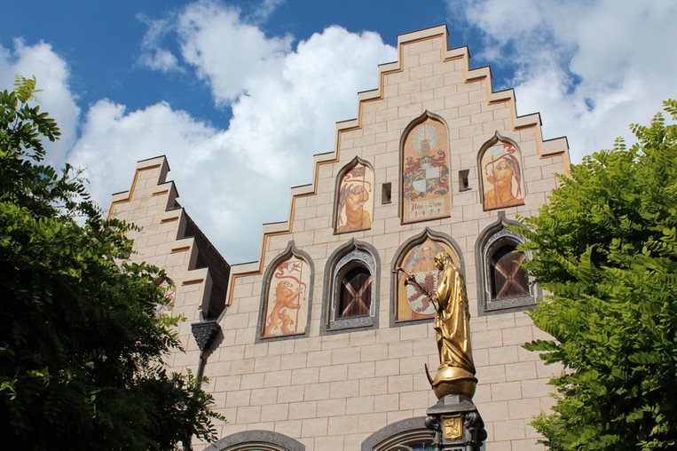 Rathausgiebel mit Mariensäule