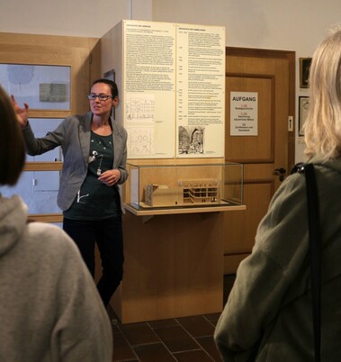 Sonja Fehler erzählt, wo sich Spuren der zahlreichen Umbauten über die Jahrhunderte hinweg im heutigen Museumsgebäude finden lassen. © Museum Wasserburg