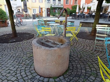 Hofstatt-Brunnen am frühen Morgen