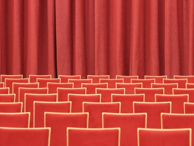 Regelmäßig füllen Veranstaltungen alle Stühle im Theatersaal