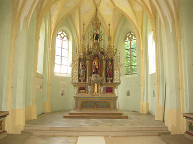 Restaurierter Hochaltar und Innenraum in St. Achatz © Petra Schwaerzel.