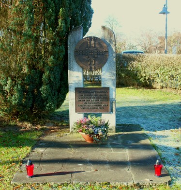 Denkmal für die von den Nationalsozialisten ermordeten Bewohner der Stiftung Attl