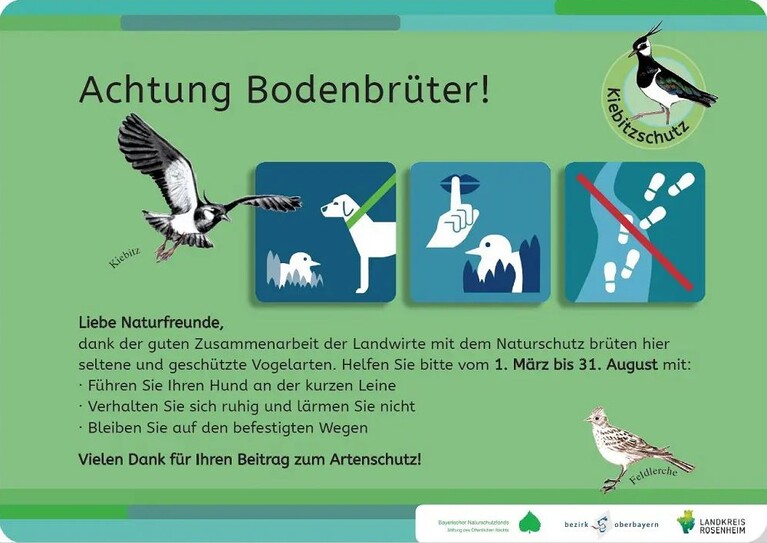 Schilder weisen auf den Schutz der Bodenbrüter hin