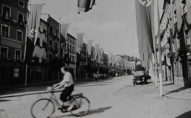 Straßenszene/Beflaggung in der Ledererzeile, 1930er Jahre. Stadtarchiv Wasserburg.