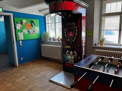 Billardtisch und Boxautomat