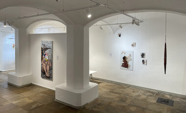 Foto. Blick in einen Raum mit Säulen und moderner Kunst.