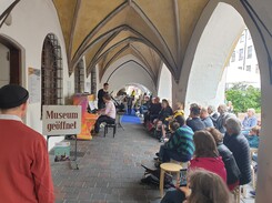 Duo Helios vor dem Museum