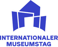 Mehrere blaue Farbflächen stilisieren ein Gebäude oder einen Torbau, darunter Schriftzug "Internationaler Museumstag".