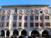 Kernhaus Fassade mit vier Erkern und pastellbuntem Stuck