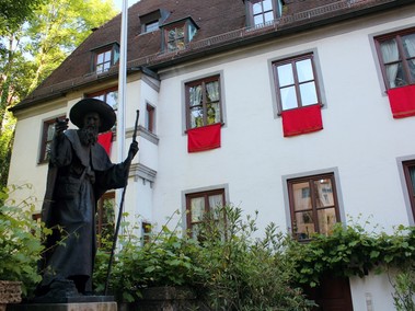 Pfarrhof mit Statue des Heiligen Jakob