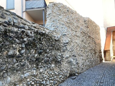 Sanierte Stadtmauer westlich vom Roten Turm