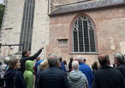 Dr. Hans Rohrmann an der südlichen Außenfassade von St. Jakob © Museum Wasserburg.