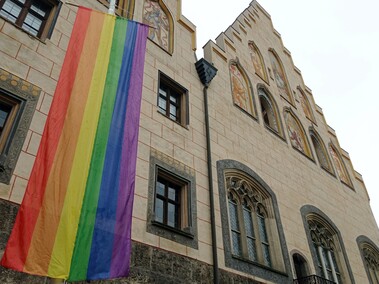 Regenbogenfahne am Rathaus