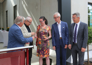 Architekt Alexander Schwab übergibt die Depotschlüssel an Museumsleiterin Sonja Fehler und Bürgermeister Michael Kölbl, rechts im Bild Dr. Dirk Blübaum und Landrat Otto LedererAlle © Museum Wasserburg.